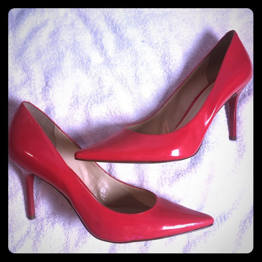 Guess heels brings patent leather
